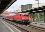 112 108 mit RE3 im Bahnhof Stralsund.