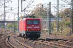 112 187 mit f�hrt solo am 17.10.2011 durch den Bahnhof Berlin Sch�nefeld.