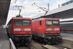 HAMBURG, 19.04.2012, 112 178-9 als RE nach Hamburg-Altona und 112 142-5 als RE nach Flensburg nebeneinander im Bahnhof Hamburg-Altona
