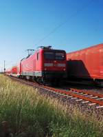 Der G�terzug auf dem Richtungsgleis nach Neuss, ist der von der 189 085-4 gezogene und der von der 112 134 gezogene RE7 ist im Richtung K�ln unterwegs auf der Kbs 495 bei Allerheiligen am 26.5.2012