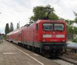112 146-6 mit S1 von Warnem�nde nach Rostock Hbf kurz nach der Ankunft im S-Bahnhof Rostock-Holbeinplatz.16.06.2012