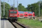 E-Lok BR 112 118-5 der DB AG f�hrt mit einem RE der Linie 4 aus Schwerin kommend in Wismar Bf ein.