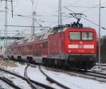 112 123-5 mit RE18590 von Berlin Hbf(tief)nach Warnem�nde bei der Durchfahrt im Haltepunkt Rostock-Bramow.19.01.2013