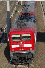 Berlin, Pankow Heinersdorf, DB E-Lok 112 184 (-7) (9180 6 112 184-7 D-DB) mit RE 3 nach Elsterwerda, unter der Fu�g�ngerbr�cke durch fahrend.