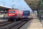 Auf dem Neubrandenburger Hbf f�hrt der Ola Triebwagen 0007 ab in Richtung Pasewalk und dann weiter bis Ueckerm�nder Stadthafen.