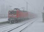 Heftiger Schneef�lle am 10.M�rz 2013 �ber Norddeutschland.Auch R�gen blieb nicht verschont.So k�mpfte sich 112 108 mit dem RE 13006 von Sassnitz nach Rostock.Hier beim Halt in Bergen/R�gen.