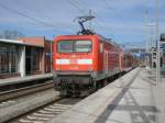 Wenige Stunden vor dem erneuten Wintereinbruch im Norden erreichte 112 108 mit dem RE 13011 Rostock-Sassnitz,am 09.M�rz 2013,den Bahnhof Bergen/R�gen.