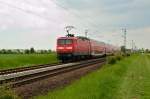 Wegen des eingleisigen Betriebs auf der Kbs 495 vom 24.-27.5.2013 f�hrt hier die 112 163 mit einem RE7-Zug nach Krefeld auf dem linken Gleis in Richtung Neuss.
