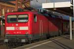 Die 112 187-0 vor dem Re 2 nach Cottbus im Rathenower Hauptbahnhof.