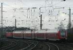 RE 7 Krefeld - Rheine, geführt von 112 156, hat Neuss verlassen und fährt Richtung Köln (24.1.14).