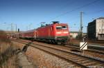 Am 02.12.06 ist es wiederum 112 124, welche vor dem RE 4821 Berlin-Chemnitz in der sp�therbstlichen Sonne gl�nzt.