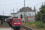 RE 5 am Bahnsteig von Neubrandenburg.