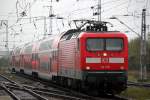 Bei norddeutschen Schmuddelwetter hatte Die Cottbuser 112 105-2 mit RE 4352 von Halle(Saale)Hbf nach Rostock Hbf ihr Ziel fast erreicht Ankunft war p�nktlich um 09:23 Uhr Aufgenommen am 25.10.2014 