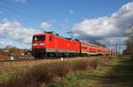 Hier 112 187 einem RE3 (RE18353) von Schwedt(Oder) nach Wünsdorf-Waldstadt, am 3.4.2015 zwischen Helbigstraße und Vierradener Chaussee in Schwedt(Oder).