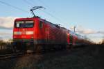 Hier 112 116 mit einem RE3 (RE18354) von Wünsdorf-Waldstadt nach Schwedt(Oder), am 4.4.2015 zwischen Helbigstraße und Vierradener Chaussee in Schwedt(Oder). 