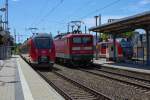 Drei DB Regio Reisezüge an den Bahnsteigen des Bahnhofs Waren Müritz.
