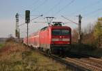 112 131 mit Lr 72434 (Bremen Hbf–Braunschweig Hbf) am 26.11.2013 in V�hrum, aufgenommen vom Bahn�bergang