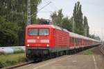 112 107-8 mit dem Pommes Rot-Wei� Express 13290 von Warnem�nde nach Berlin-Ostbahnhof bei der Durchfahrt am 12.08.2015 im Haltepunkt Rostock-Holbeinplatz,inklusive 2xSteuerwagen hinter der Lok und am