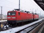 112 135-9 und 143 639-3 warten vor Dresden-Hbf auf neuen Einsatz (18.02.03)  