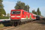 112 108-6( Genau Ihre Richtung ) mit dem Pommes Rot-Wei� Express 13290 von Warnem�nde nach Berlin-Ostbahnhof bei der Durchfahrt am 29.08.2015 im Haltepunkt Rostock-Holbeinplatz 