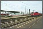 W�hrend die 112 157 vor dem RE11  Rhein-Hellweg-Express  von Paderborn Hbf nach D�sseldorf die Stromabnehmer wechselt, rollt auf Gleis 5 402 021  L�bbenau/Spreewald  von Bonn nach Berlin Ostbahnhof