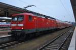 112 185 drückt am Morgen des 12.2.2017 den RE3 (RE3342) von Berlin Hauptbahnhof (tief) nach Schwedt(Oder) aus dem Bahnhof Berlin Lichtenberg.