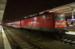 112 165 steht am 12.2.2017 mit dem RE3 (RE3316) von Berlin Hauptbahnhof (tief) nach Stralsund Hauptbahnhof in Berlin Lichtenberg.