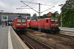 112 143 trifft am 25.6.2017 mit dem RE8 (RE21425) von Lübeck-Travemünde Strand nach Hamburg Hauptbahnhof im Lübecker Hauptbahnhof auf 112 173-0 mit dem RE8 (RE21422) von Hamburg