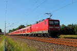 Die 112 123 schiebt am 20.05.2018 einen Kreuzfahrerzug von Berlin nach Warnemünde durch Nassenheide.