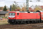 DB Regio 112 101 mit dem RE3 nach Schwedt fährt hier zu sehen am 23.10.2021 aus dem Bahnhof von Angermünde aus.