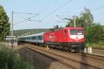 Am 18.6.2022 war erstmals die  Miete mich -112 139-1 anstelle der 112 166 mit dem GfF-Steuerwagen Bnrbdzf 480.1 als Abellio-RB 25-Ersatzzug zwischen Saalfeld und Halle im Einsatz. Hier am frühen Abend beim planmäßigen Halt in Orlamünde.