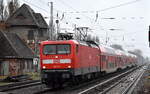 DB Regio AG - Region Nordost mit der  112 121  (NVR:  91 80 6112 121-9 D-DB ) und dem RE 3 nach Schwedt (Oder) am 11.01.23 Berlin Buch.