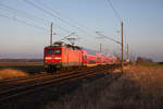 In den schönen Sonnenuntergang und den angrenzenden Nebel trieb es am 02.03.2023 den RE3 3312 mit der 112 112 von Berlin Südkreuz nach Stralsund, durch Groß Kiesow.