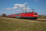 112 118 ziehend und 112 114 schiebend mit dem RE5 3515 von Stralsund, am 06.04.2023 in Wendorf.