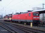 DB 112 113 und CD 371 005 warten auf neuen Einsatz (Dresden-Hbf., 19.02 2004)  