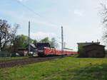 Ein RE3 nach Stralsund, gezogen von 112 101 mit Latz, passiert den Ort  Herzsprung .