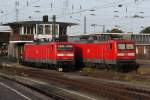 DB 112 160-7 (von der DB neu beschafft) und 112 134-2 (ex DR) im Hauptbahnhof von Mnster in Westfalen am 24.09.2006.