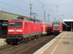 Links: Ein Regionalzug RE11 nach Dsseldorf Hbf gezogen von der Br.112 158-1.