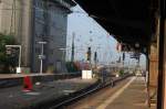 Im Hintergrund kommen zwei 112er mit vier Ex-Silberlingen als Nahverkehrseinheit. Frankfurt/M Hbf am 30.08.08