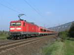 112 148 zieht den RE Wrzburg kurz vor Thngersheim.27.09.08