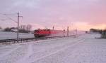 RE 21408 wirbelt am Morgen des 5.01.09 kurz nach der Ausfahrt aus Reinfeld (Holst.) reichlich Schnee auf.