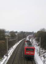 112 145-8 schiebt am 19.02.09 den RE 21422 nach Lbeck Hbf kurz hinter Reinfeld (Holst.) Richtung Zielbahnhof.