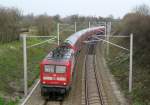 112 140-9 brettert am 6.04.09 mit RE 21425 Lbeck Hbf - Hamburg Hbf durch Altenfelde Richtung Reinfeld (Holst), wo sie den nchsten Planhalt einlegen wird.