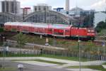 BERLIN, 28.07.2009, 112 109-4 als RE1 nach Frankfurt (Oder) bei der Ausfahrt aus dem Ostbahnhof