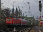 112 158 mit dem RE7 (29720) nach Mnster bei der Einfahrt in Kln Messe/Deutz 27.12.09