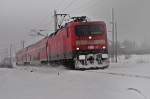 112 106 auf dem Weg von Stralsund nach Sternberg mit ihrer Kurz-RE bei wieder mal winterlichem Wetter am 18.02.2010
