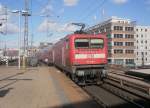 Hier 112 106-0 mit einem RE1 von Frankfurt(Oder) nach Magdeburg Hbf., bei der Ausfahrt am 1.4.2010 aus Berlin Alexanderplatz.