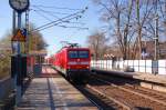 Am 25.3.2012 durch fhrt die 112 160 mit einer RE 7 den Haltepunkt Neuss-Sd.