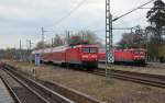 Whrend 114 006 am 11.04.12 in Potsdam-Griebnitzsee fr die Rckfahrt nach Berlin Schnefeld bereit steht, fhrt 112 122 mit einem RE aus Berlin Wannsee nach Brandenburg durch.