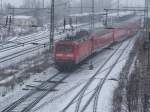 114 027 kommt im Februar 2005 mit dem RE 1 in Brandenburg Hbf an.